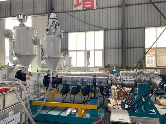 Tiga Lapisan Jalur Produksi Pipa Plastik PE Irigasi Tetes Pasokan Air Energi Pipa Gas