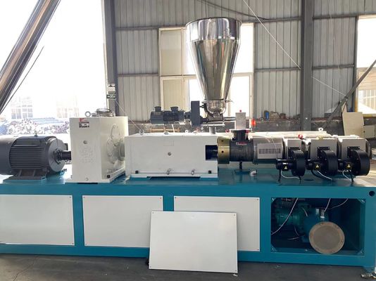 Garis Ekstrusi Pipa PVC Plastik Twin Screw Extruder Machine Conical 250kg / Hr