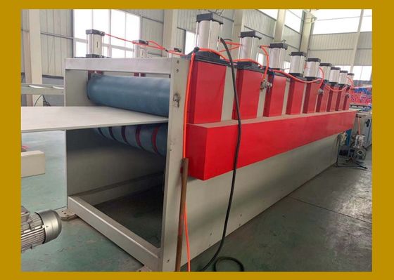 PP Hollow Cross Lembaran Plastik Garis Ekstrusi Tipe Integral Extruder